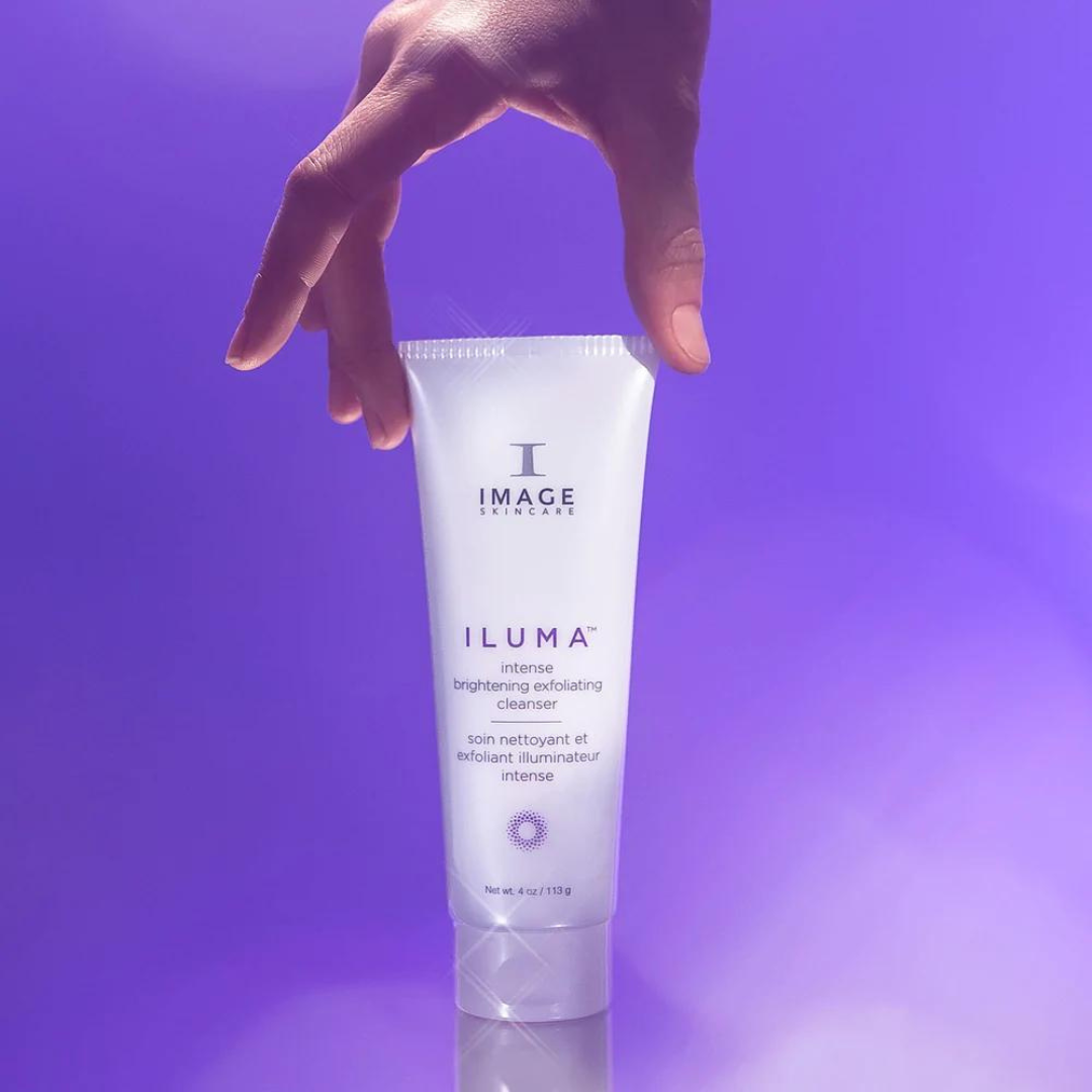 Your skin's first defense against dullness. Jumpstart your daily brightening routine with this luxurious cream-to-foam cleanser. It sweeps away impurities and exfoliates in one step to help visibly brighten and refine the skin.