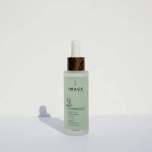 An essential everyday serum that soothes the skin and strengthens its defenses against damage. 